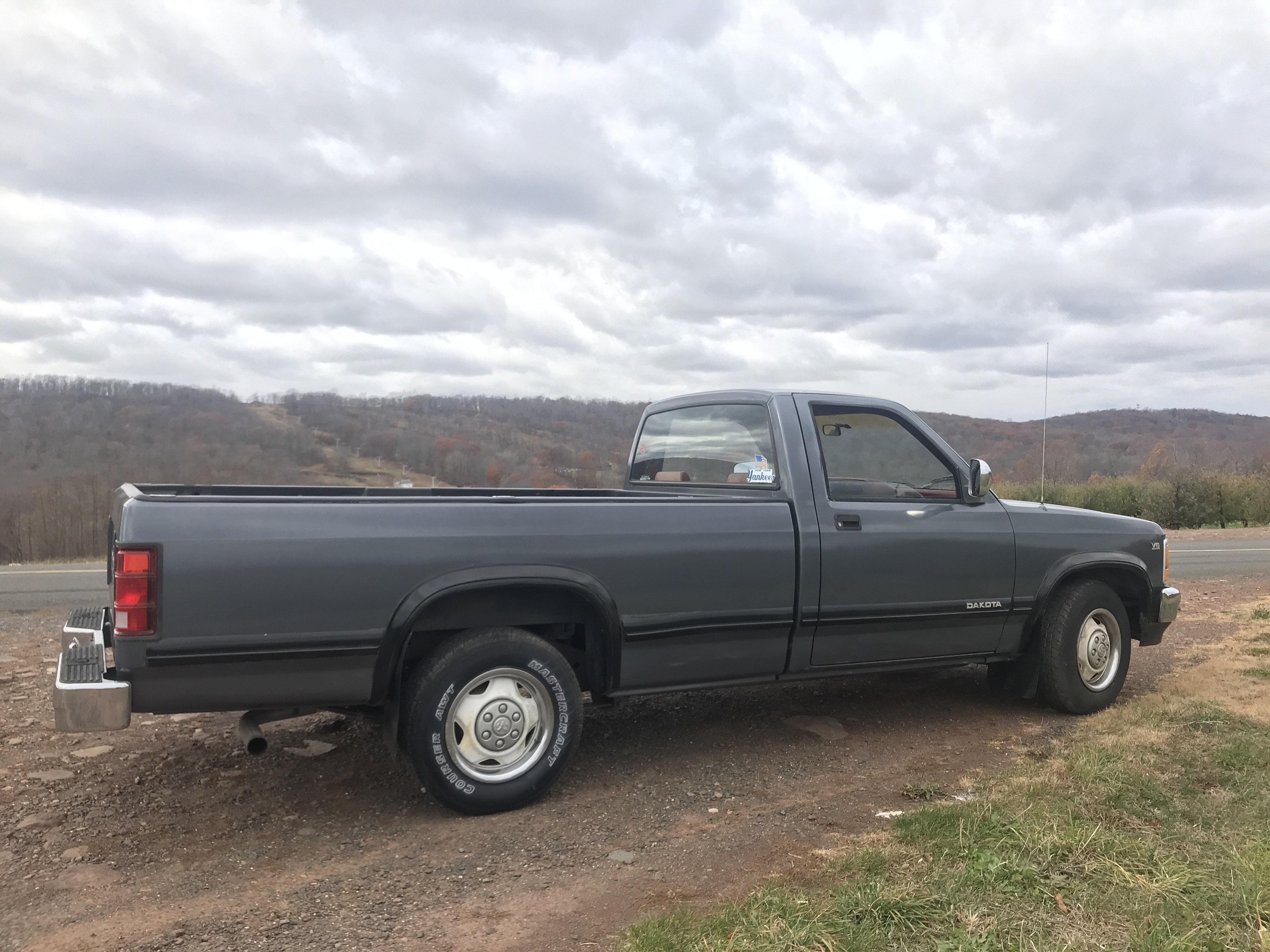 1991 Dodge Dakota Pickup ONE OWNER 117K 8 foot bed and roomy bench seating NICE — photo 76